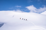 滑雪技巧初学者(雪场必备：滑雪技巧初学者需要注意的事项)